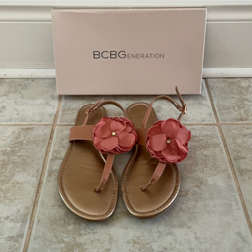 Pink strap sandals with flower detail.